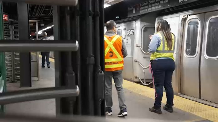 17940138_100425-brooklyn-suwbay-surfing