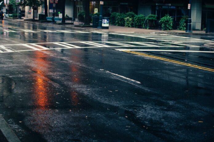 Alerta por lluvias e inundaciones Calle mojada bajo fuertes lluvias, imagen ilustrativa de alerta meteorológica