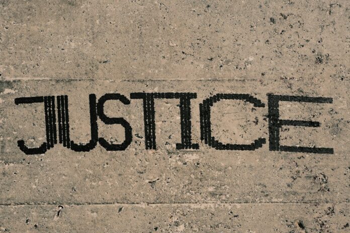Palabra Justicia en una imagen conceptual sobre investigación judicial