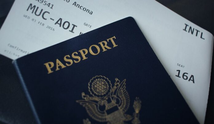 Pasaporte y viaje internacional Pasaporte utilizado como imagen ilustrativa de una investigación sobre reclutamiento para viajar a Rusia
