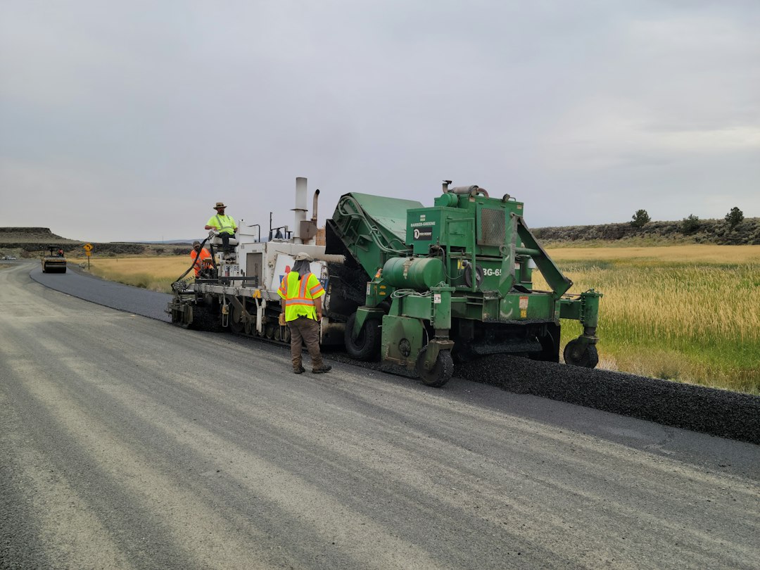Trabajos de asfaltado en una carretera