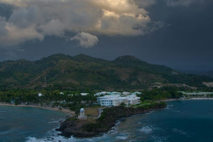 Alerta verde por aguaceros Vista de República Dominicana bajo cielo nublado