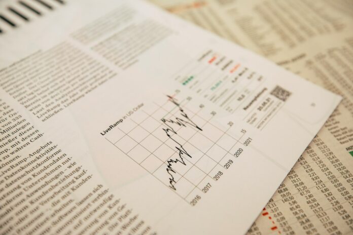 Periódico con gráficos económicos y cotizaciones, imagen ilustrativa del Nobel de Economía 2026