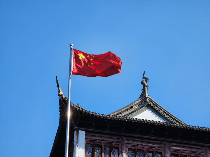 Bandera de China — Dominic Kurniawan Suryaputra / Unsplash Bandera de China ondeando sobre un edificio como imagen ilustrativa de las sanciones a ministros de Paraguay y Belice