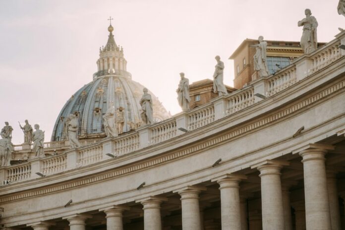 Basílica de San Pedro en el Vaticano al atardecer