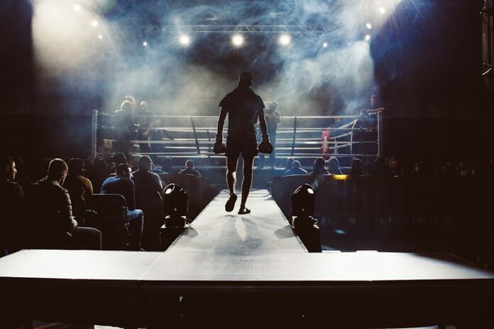 Boxeador en el cuadrilátero — Attentie Attentie / Unsplash Boxeador dentro de un cuadrilátero como imagen ilustrativa del legado de Wilfredo Bazooka Gómez