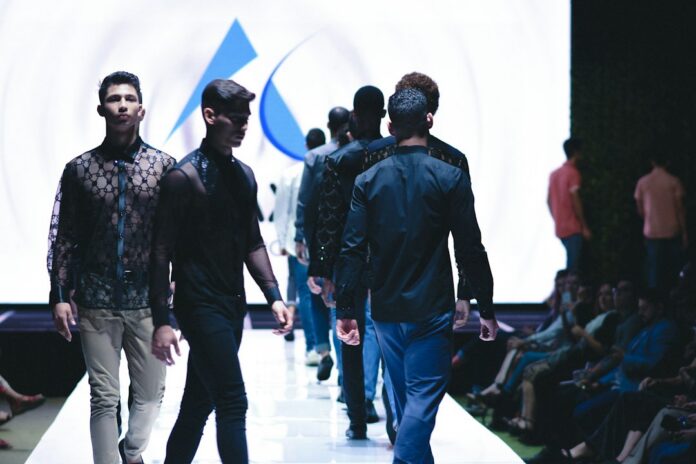 Modelo masculino en una pasarela