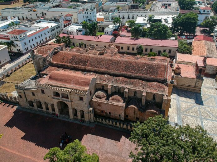 Catedral Primada de América en Santo Domingo Fachada de la Catedral Primada de América en Santo Domingo, República Dominicana
