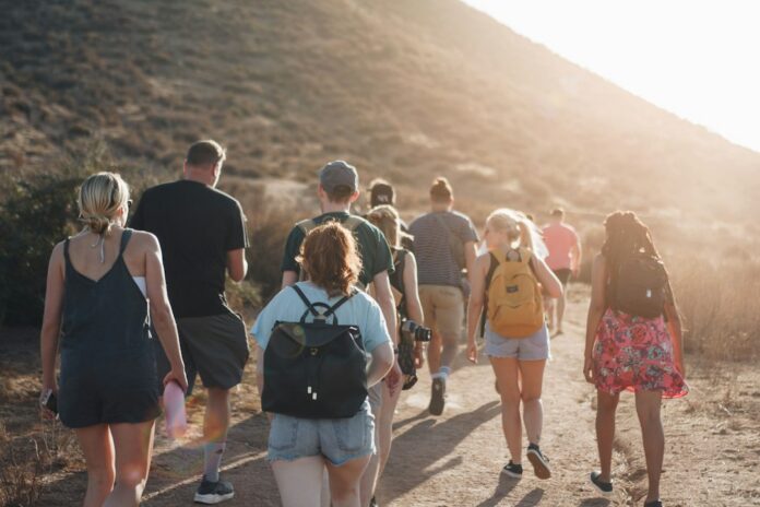 Concientización sobre salud mental Personas caminando juntas al aire libre