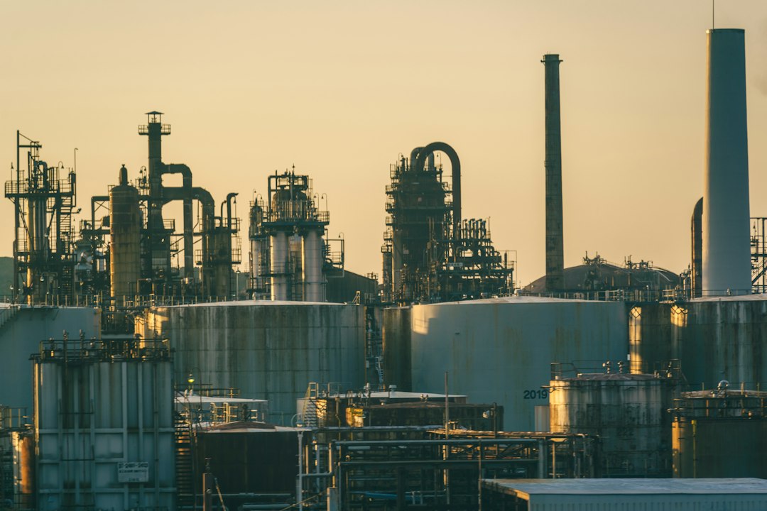 Instalaciones de refinación y almacenamiento de combustibles, imagen ilustrativa de la cooperación energética