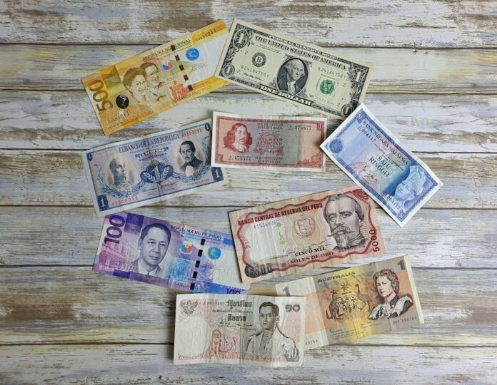 Dólar y peso dominicano Billetes de distintas monedas para ilustrar el tipo de cambio