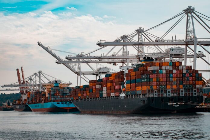 Contenedores de carga sobre un buque, imagen ilustrativa del récord de exportaciones dominicanas en 2026
