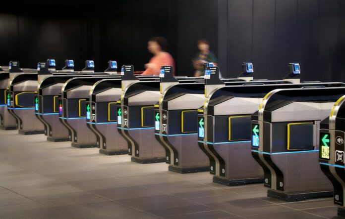 Puertas de acceso electrónico en una estación moderna, imagen ilustrativa de infraestructura pública digital