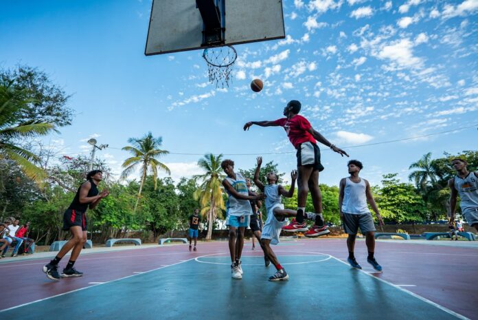 Inversión en instalaciones deportivas Jóvenes juegan baloncesto en Santo Domingo