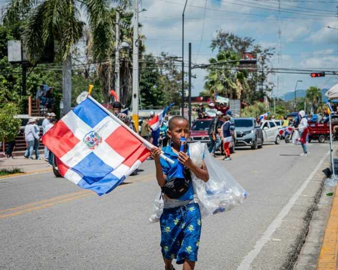 La Cuaba Pedro Brand y gestión de residuos Bandera dominicana en una comunidad