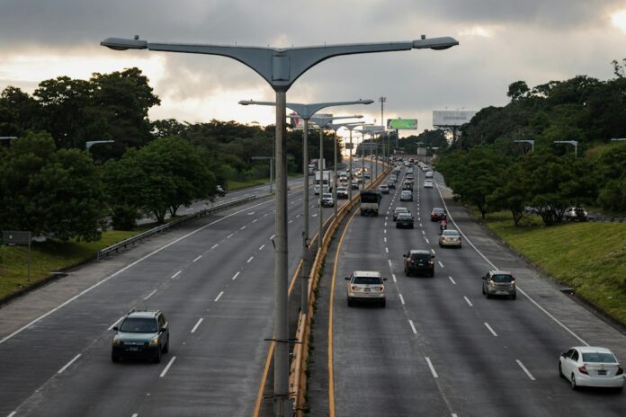 Movilidad en el Gran Santo Domingo Tráfico urbano como imagen ilustrativa de movilidad y desplazamientos diarios
