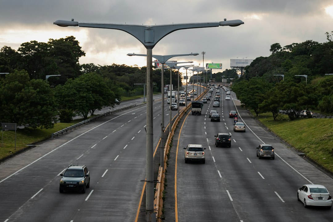 Tráfico urbano como imagen ilustrativa de movilidad y desplazamientos diarios