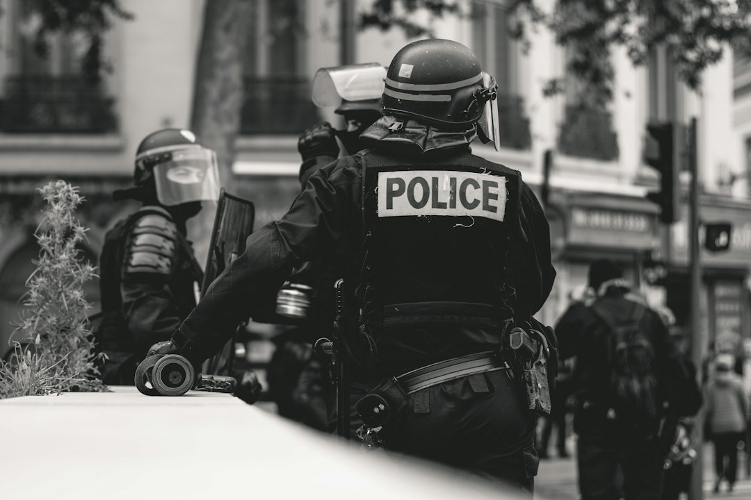 Presencia policial como imagen ilustrativa de órdenes de captura pendientes