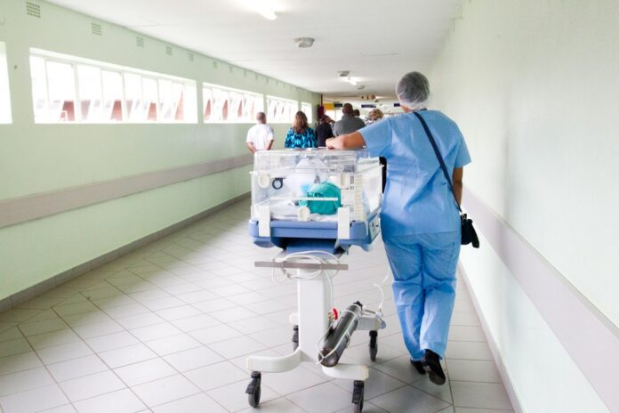 Paro médico nacional en República Dominicana Personal médico camina por un hospital, imagen ilustrativa del paro nacional convocado por el Colegio Médico Dominicano