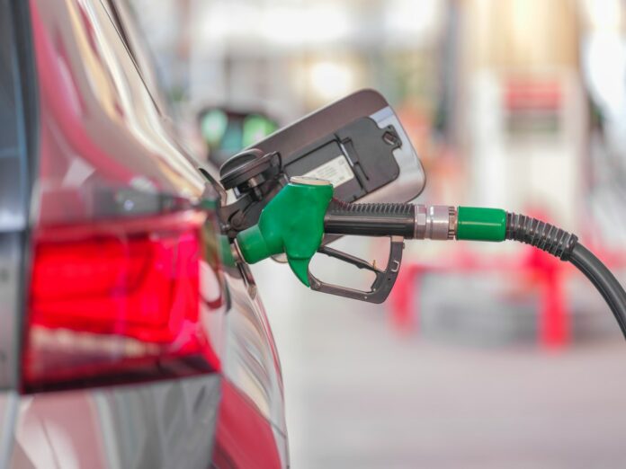 Precios de combustibles Surtidor de combustible en estación de gasolina
