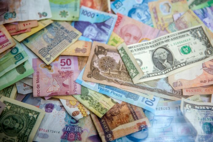Billetes de distintos países que representan las remesas enviadas a República Dominicana