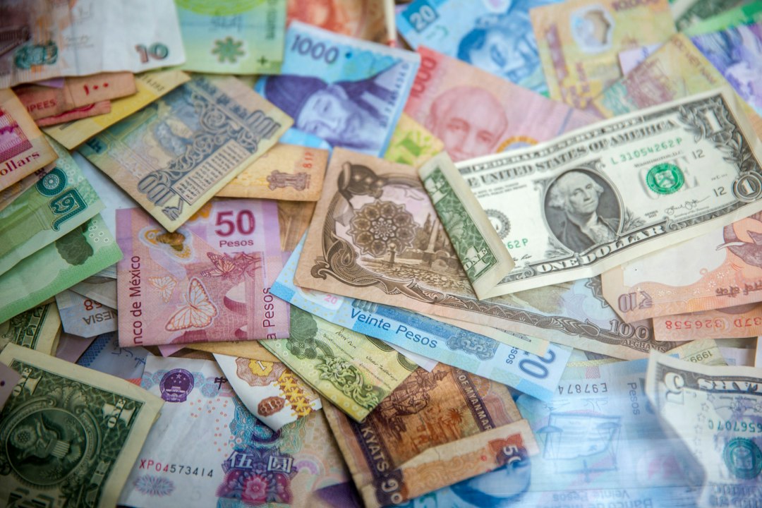 Billetes de distintos países que representan las remesas enviadas a República Dominicana