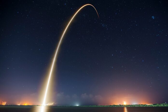 Trayectoria de lanzamiento nocturno - imagen de referencia Trayectoria luminosa de un lanzamiento sobre el cielo nocturno, imagen de referencia