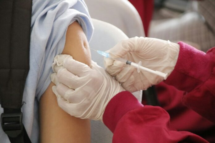 Vacunación contra influenza Profesional de salud administra una vacuna