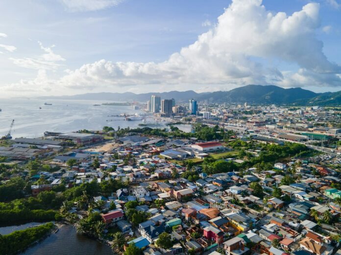 Vaguada y lluvias en República Dominicana Nubes de lluvia sobre una ciudad del Caribe