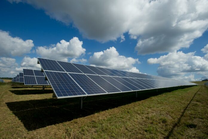 XI Semana de la Energía Paneles solares que representan la transición energética regional